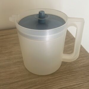 Vintage Tupperware drink container Like new blue lid. Still has tight se…